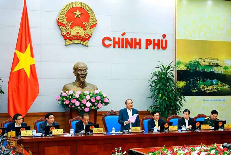 Chính phủ yêu cầu tập trung xử lý nợ xấu gắn với cơ cấu lại các ngân hàng thương mại yếu kém, bảo đảm an toàn hệ thống. ảnh: VGP.