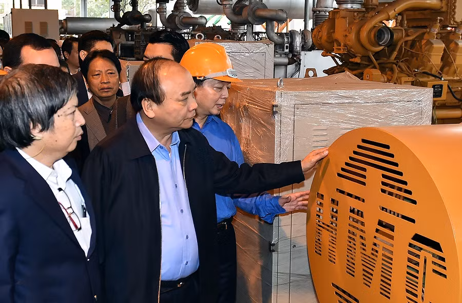 Thủ tướng thị sát công nghệ điện rác đầu tiên Việt Nam. ảnh: vgp.