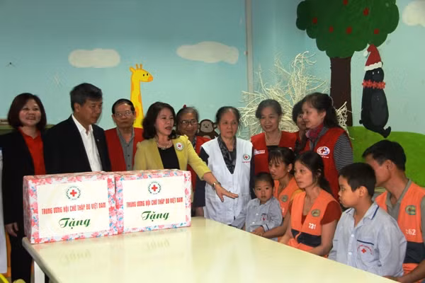 Trung ương Hội chữ thập đỏ ngày càng có nhiều đóng góp quan trọng trong các hoạt động nhân đạo. ảnh trên Tạp chí Đảng cộng sản. Trung ương Hội chữ thập đỏ ngày càng có nhiều đóng góp quan trọng trong các hoạt động nhân đạo. ảnh trên Tạp chí Đảng cộng sản.