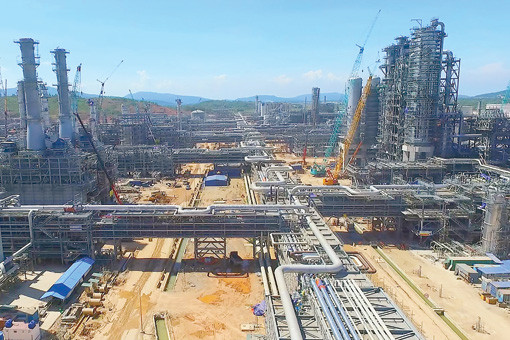 Công trường xây dựng Dự án Liên hợp Lọc hóa dầu Nghi Sơn. ảnh: Báo Thanh Hóa. Công trường xây dựng Dự án Liên hợp Lọc hóa dầu Nghi Sơn. ảnh: Báo Thanh Hóa.