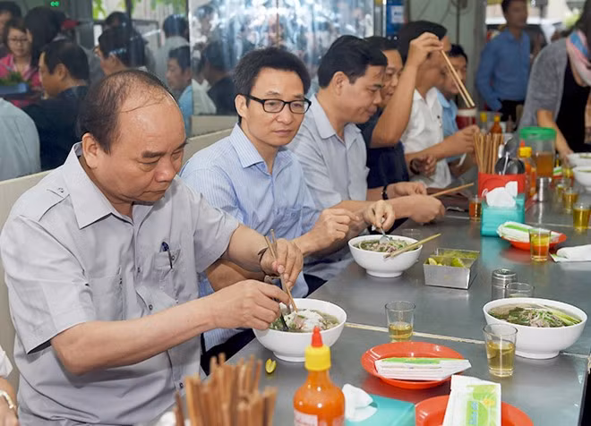 Thủ tướng Nguyễn Xuân Phúc và Phó Thủ tướng Vũ Đức Đam trong một chuyến đi tìm hiểu đời sống của nhân dân đã dừng chân tại quán ăn bình dân tại phường Tân Thành (TP.HCM). ảnh: VGP. Thủ tướng Nguyễn Xuân Phúc và Phó Thủ tướng Vũ Đức Đam trong một chuyến đi tìm hiểu đời sống của nhân dân đã dừng chân tại quán ăn bình dân tại phường Tân Thành (TP.HCM). ảnh: VGP.