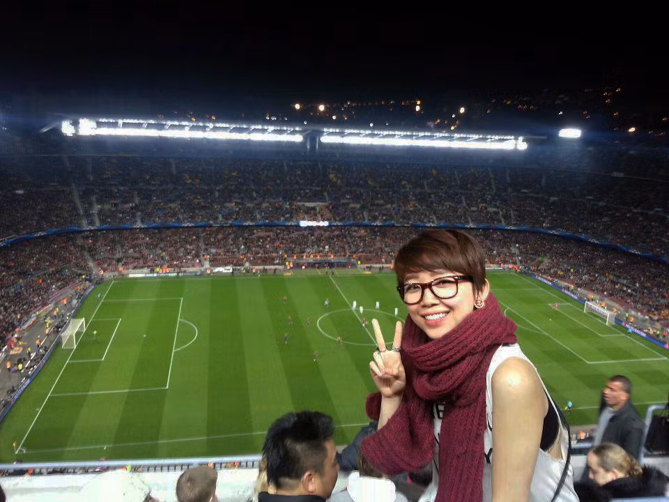 Tóc Tiên chụp ảnh lưu niệm tại sân Camp Nou.