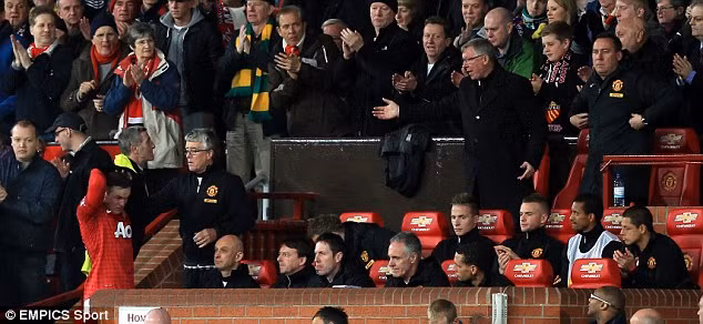 Sir Alex đã đứng dậy và có nhã ý bắt tay Rooney... Sir Alex đã đứng dậy và có nhã ý bắt tay Rooney...
