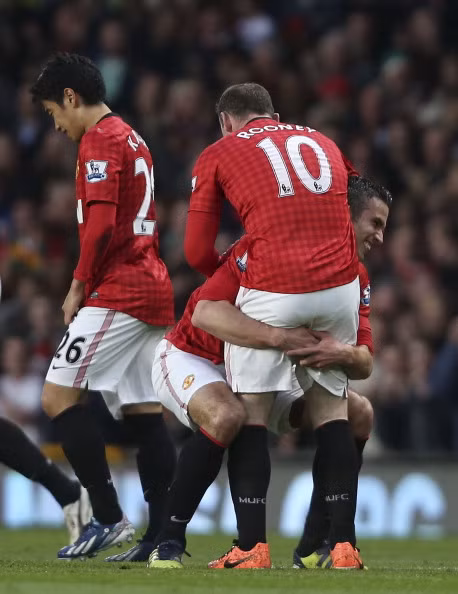 Đêm qua, Rooney đã tỏa sáng rực rỡ trong vai trò một tiền vệ kiến thiết với 1 đường chuyền tuyệt đẹp cho Van Persie ghi bàn... Đêm qua, Rooney đã tỏa sáng rực rỡ trong vai trò một tiền vệ kiến thiết với 1 đường chuyền tuyệt đẹp cho Van Persie ghi bàn...