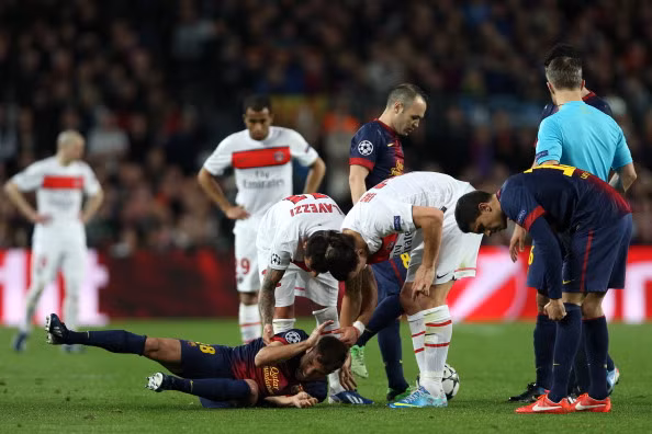 Tình huống diễn ra ở phút thứ 80 trận đấu, Lavezzi đã phạm lỗi với Alba và trọng tài Bjorn Kuipers đã ngay lập tưc rút thẻ vàng với cầu thủ của PSG... Tình huống diễn ra ở phút thứ 80 trận đấu, Lavezzi đã phạm lỗi với Alba và trọng tài Bjorn Kuipers đã ngay lập tưc rút thẻ vàng với cầu thủ của PSG...