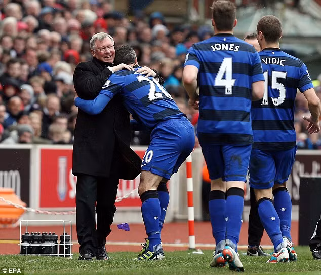 Van Persie ăn mừng bàn thắng cùng Sir Alex.