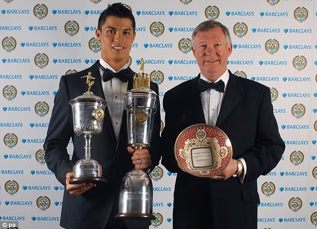 Năm 2007, Ronaldo cũng từng giành cú đúp danh hiệu Cầu thủ xuất sắc nhất năm và Cầu thủ trẻ xuất sắc nhất năm của PFA khi chơi bóng trong màu áo M.U. Năm 2007, Ronaldo cũng từng giành cú đúp danh hiệu Cầu thủ xuất sắc nhất năm và Cầu thủ trẻ xuất sắc nhất năm của PFA khi chơi bóng trong màu áo M.U.
