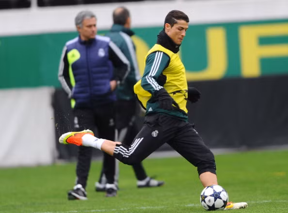 Thầy trò Mourinho sẽ được thưởng đậm nếu vô địch Champions League.