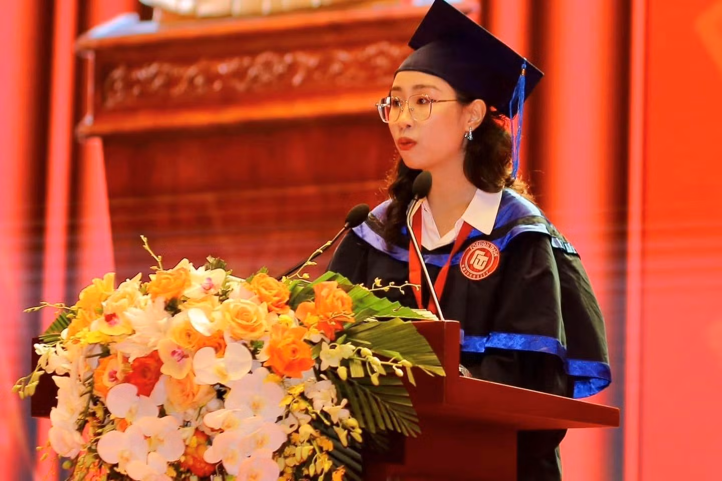 Đỗ Hoàng Phương Nhi thay mặt hàng nghìn tân cử nhân Khóa 57, Trường Đại học Ngoại thương phát biểu trong buổi Lễ tốt nghiệp năm 2022. (Ảnh: NVCC).