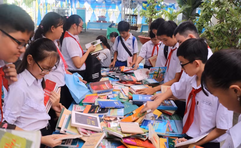 Thu hút được học sinh tình nguyện đến thư viện sách như thế này thường xuyên không phải là dễ (Ảnh Thư viện tỉnh Bến Tre)