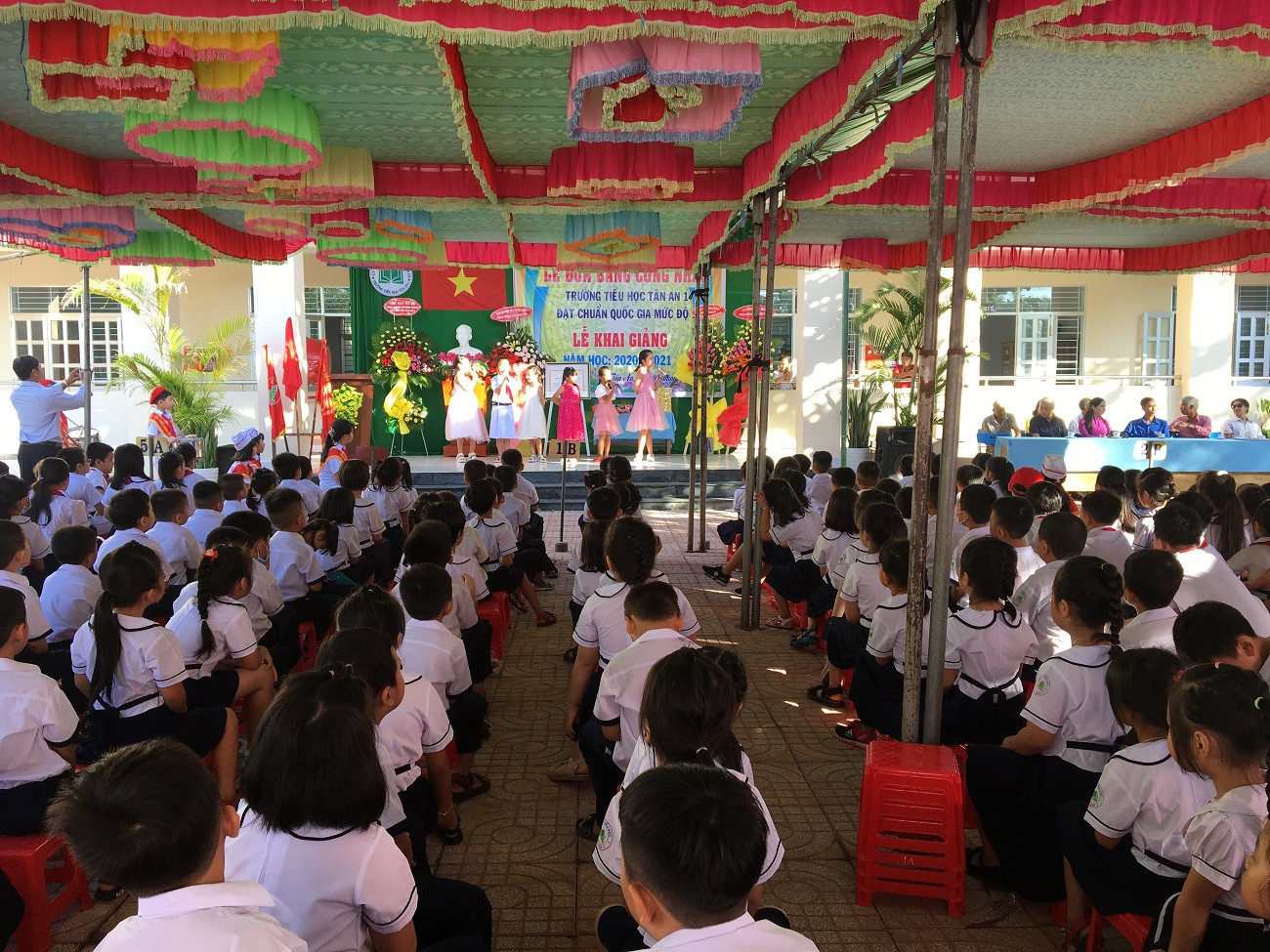 Sau thời gian giãn cách xã hội phòng chống dịch Covid-19 học sinh tiếp tục được đến trường (Ảnh Phan Tuyết)