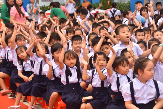 Nhiều địa phương đang áp dụng dạy học 2 buổi/ngày (Ảnh minh họa của Báo Người lao động) Nhiều địa phương đang áp dụng dạy học 2 buổi/ngày (Ảnh minh họa của Báo Người lao động)