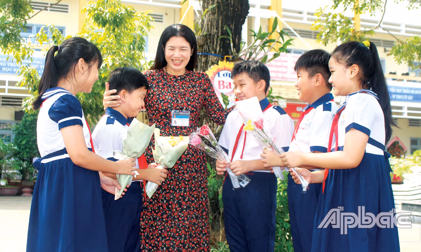 Nhà giáo chủ yếu sống bằng lương nên biến động tiền lương sẽ ảnh hưởng nhiều đến cuộc sống (Ảnh minh họa: Báo Ấp Bắc)