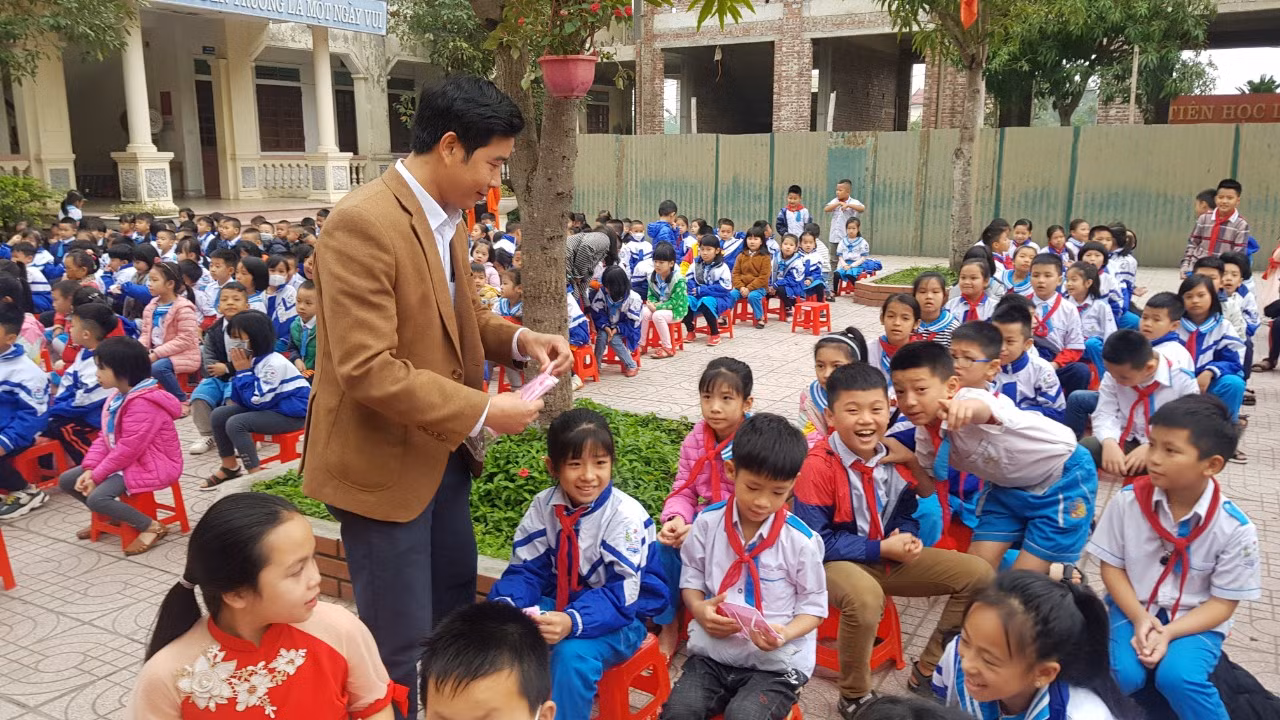 Sở Giáo dục và Đào tạo tỉnh Nghệ An đang phát khẩu trang cho học sinh huyện Kỳ Sơn (Ảnh CTV)