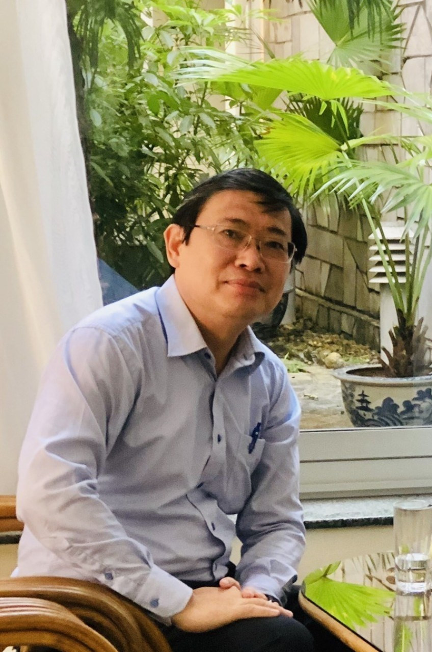 Phó Giáo sư, Tiến sĩ Bùi Mạnh Hùng, Nguyên Điều phối viên chính, Ban Phát triển Chương trình giáo dục phổ thông 2018. Tổng chủ biên sách giáo khoa Tiếng Việt-Ngữ văn (bộ sách “Kết nối tri thức với cuộc sống” của Nhà xuất bản Giáo dục Việt Nam (Ảnh do nhân vật cung cấp) Phó Giáo sư, Tiến sĩ Bùi Mạnh Hùng, Nguyên Điều phối viên chính, Ban Phát triển Chương trình giáo dục phổ thông 2018. Tổng chủ biên sách giáo khoa Tiếng Việt-Ngữ văn (bộ sách “Kết nối tri thức với cuộc sống” của Nhà xuất bản Giáo dục Việt Nam (Ảnh do nhân vật cung cấp)