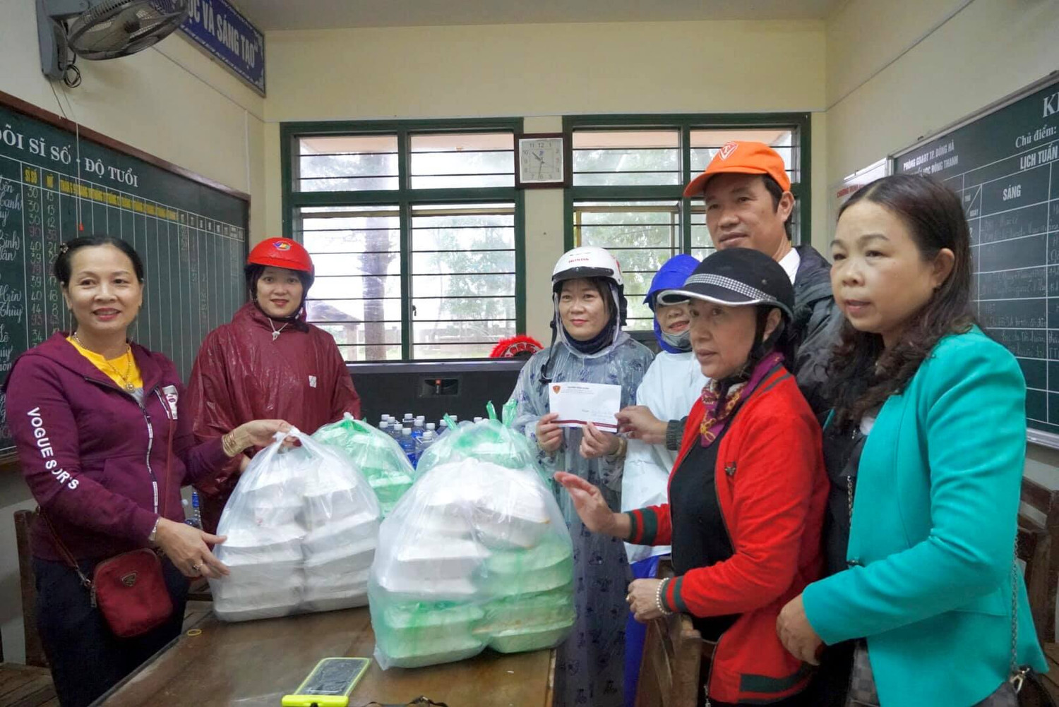Ông Bùi Mạnh Dũng cùng giáo viên đến thăm và ủng hộ các điểm trường vùng lũ (Ảnh CTV) Ông Bùi Mạnh Dũng cùng giáo viên đến thăm và ủng hộ các điểm trường vùng lũ (Ảnh CTV)