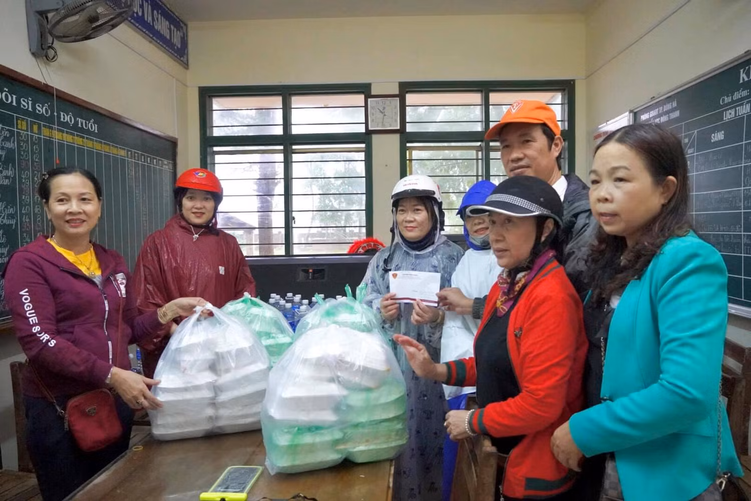 Ông Bùi Mạnh Dũng cùng giáo viên đến thăm và ủng hộ các điểm trường vùng lũ (Ảnh CTV) Ông Bùi Mạnh Dũng cùng giáo viên đến thăm và ủng hộ các điểm trường vùng lũ (Ảnh CTV)