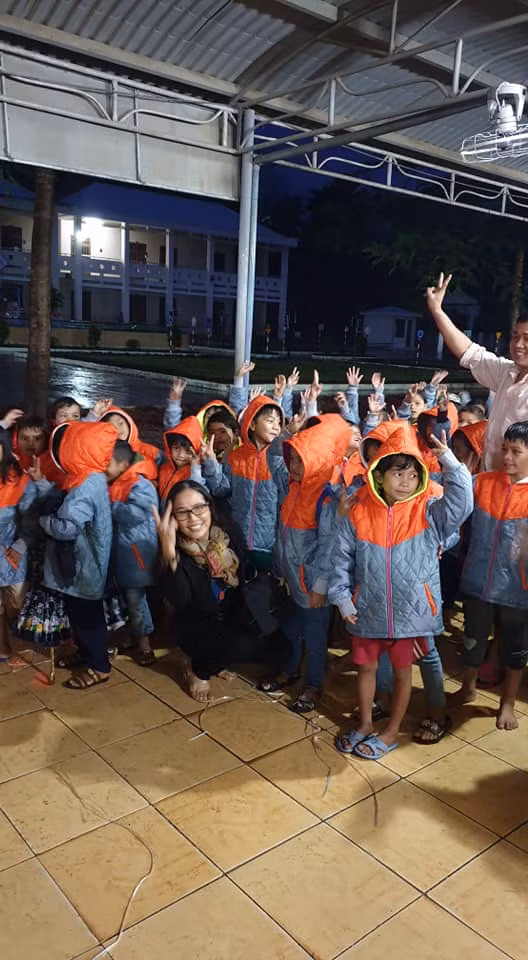 Học sinh Trà My nhận áo ấm (Ảnh CTV)