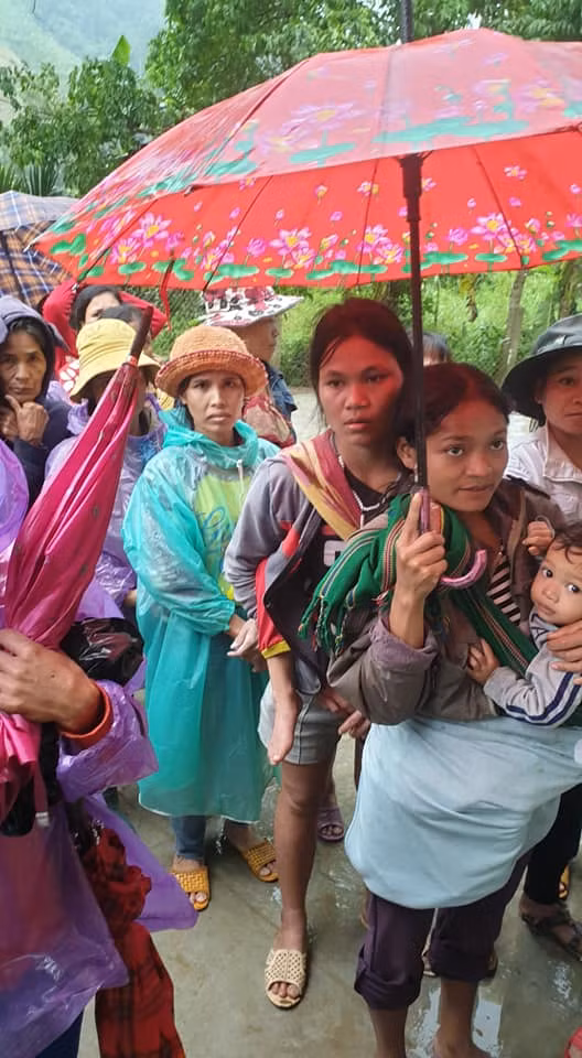 Không chỉ học sinh, người dân cũng được nhận quà (Ảnh: CTV)