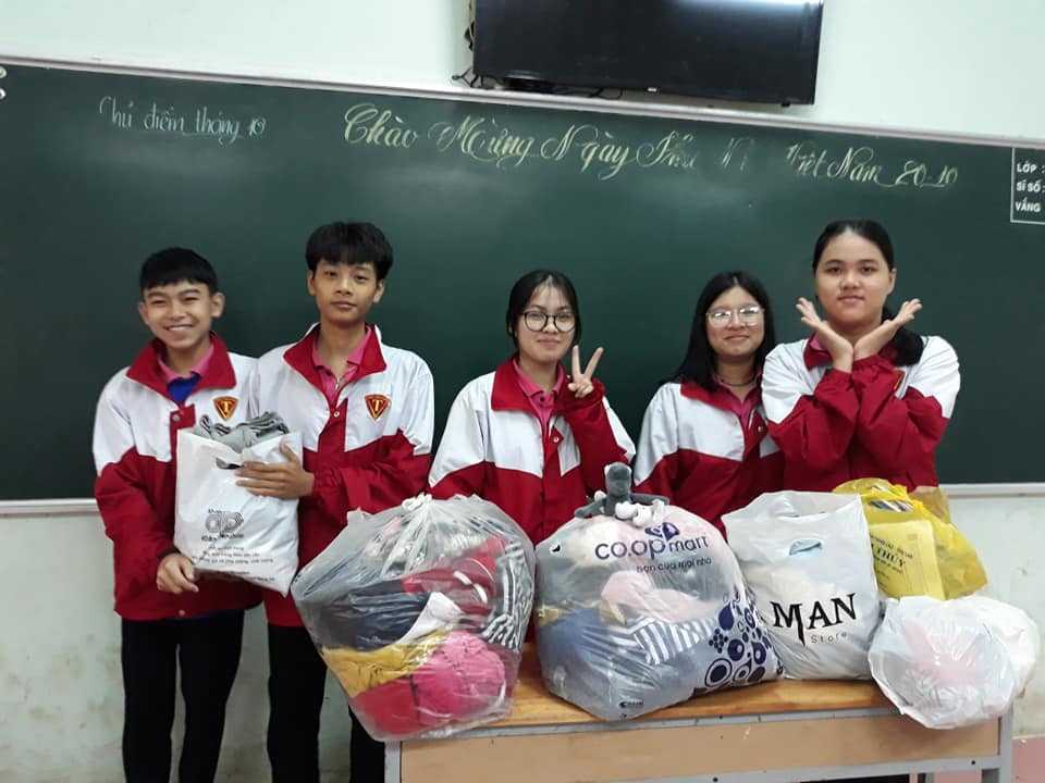 Học sinh góp áo quần, sách vở (Ảnh CTV) Học sinh góp áo quần, sách vở (Ảnh CTV)