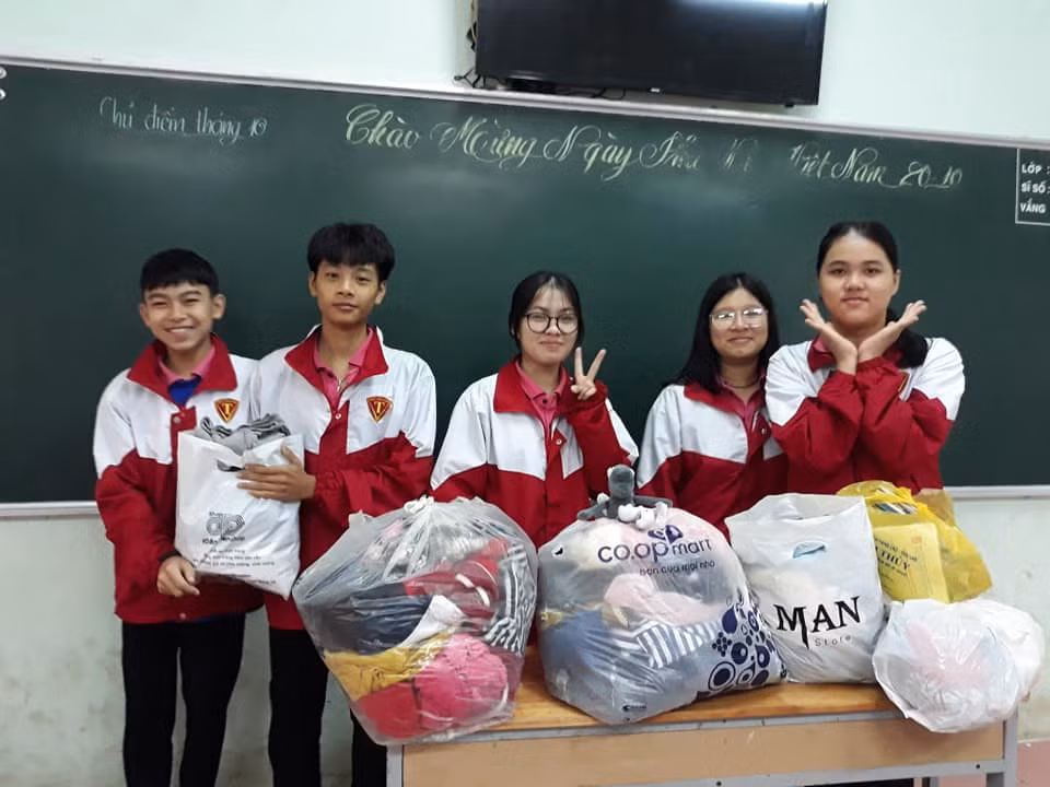 Học sinh góp áo quần, sách vở (Ảnh CTV) Học sinh góp áo quần, sách vở (Ảnh CTV)