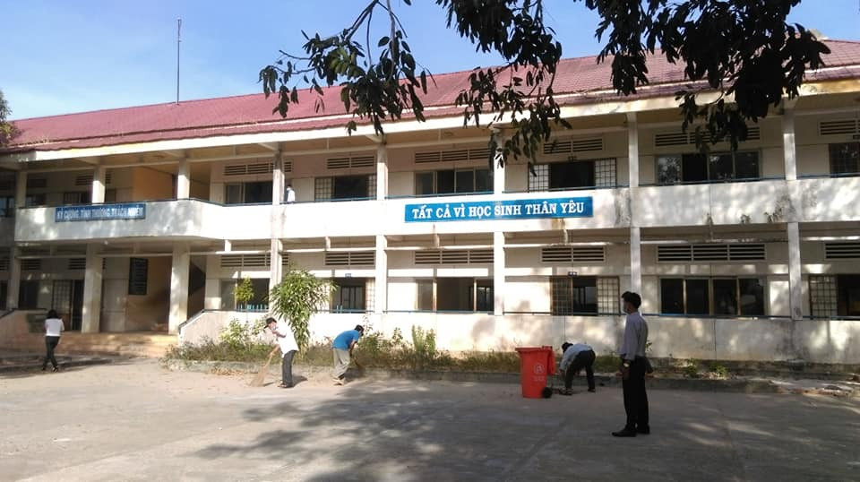 Giáo viên Trường Trung học cơ sở Tân Hải thị xã La Gi đang dọn dẹp, vệ sinh trường lớp (Ảnh CTV) Giáo viên Trường Trung học cơ sở Tân Hải thị xã La Gi đang dọn dẹp, vệ sinh trường lớp (Ảnh CTV)