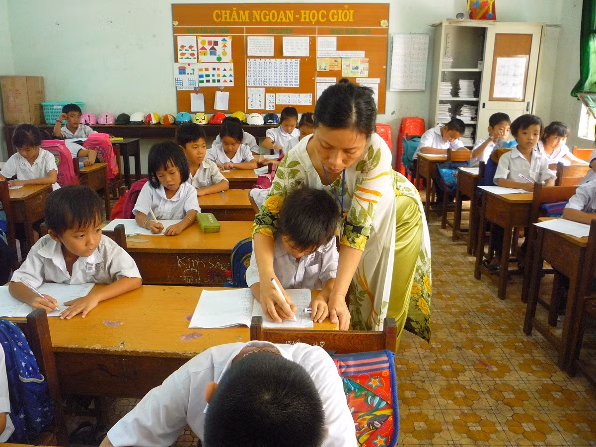 Lớp 1 có những em học cả tháng nhưng vẫn chưa thể cầm bút (Ảnh Phan Tuyết)