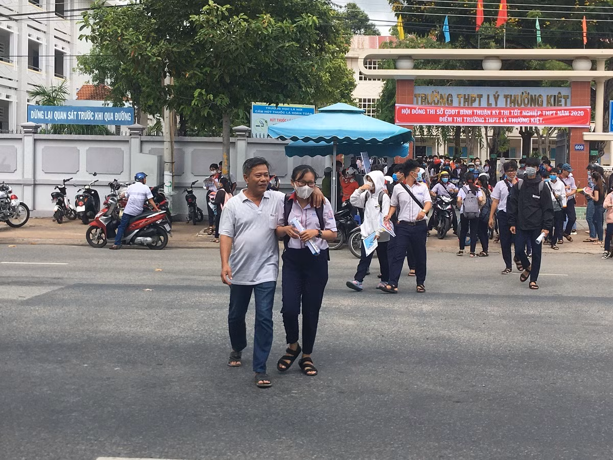 Anh Tín Lân không tạo áp lực cho con, thấy con rời khỏi phòng thi là vui rồi (Ảnh Phan Tuyết) Anh Tín Lân không tạo áp lực cho con, thấy con rời khỏi phòng thi là vui rồi (Ảnh Phan Tuyết)