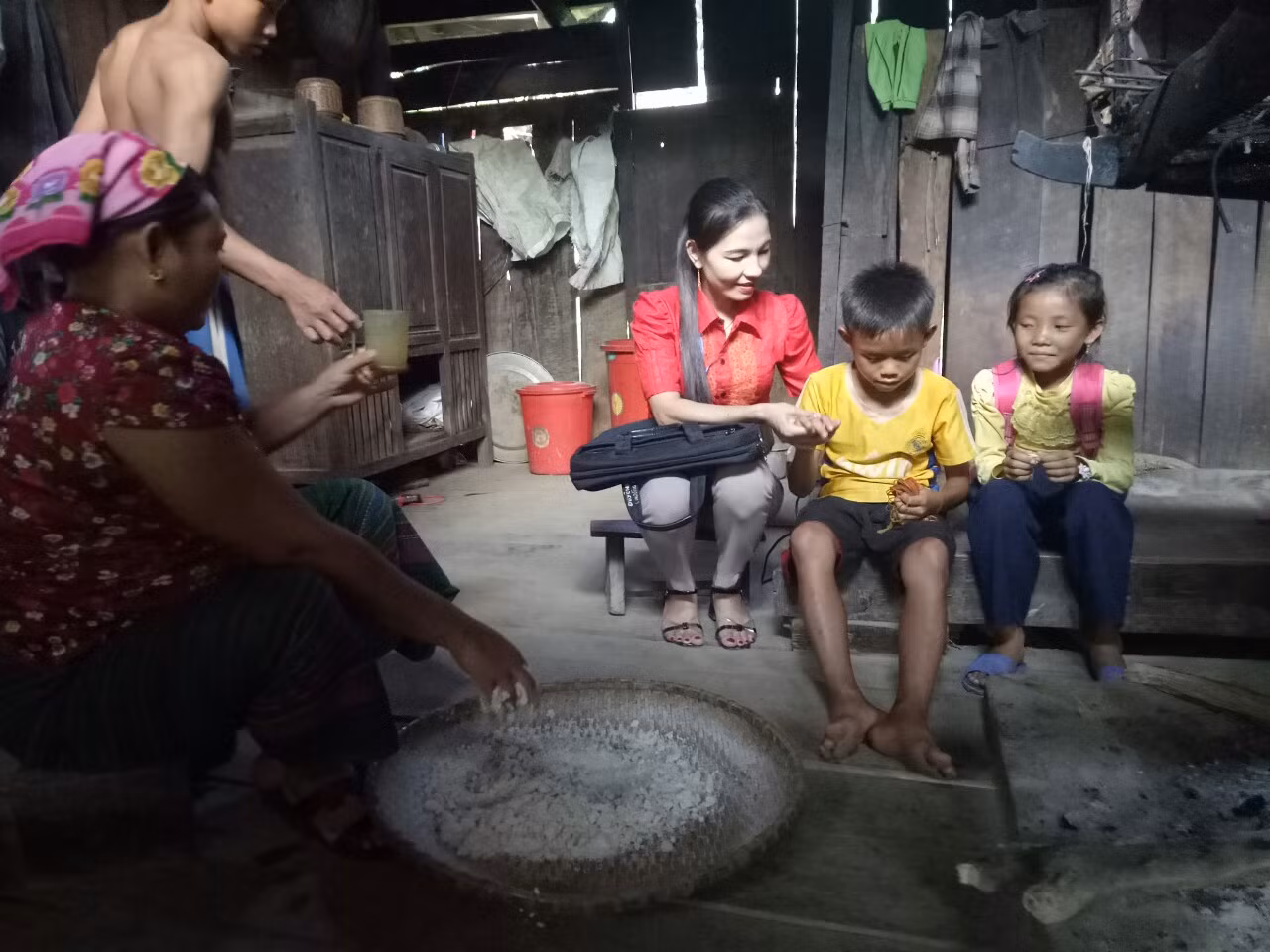 Cô giáo Phan Thị Duyên huyện Kỳ Sơn đi vận động học sinh ra lớp (Ảnh CTV)