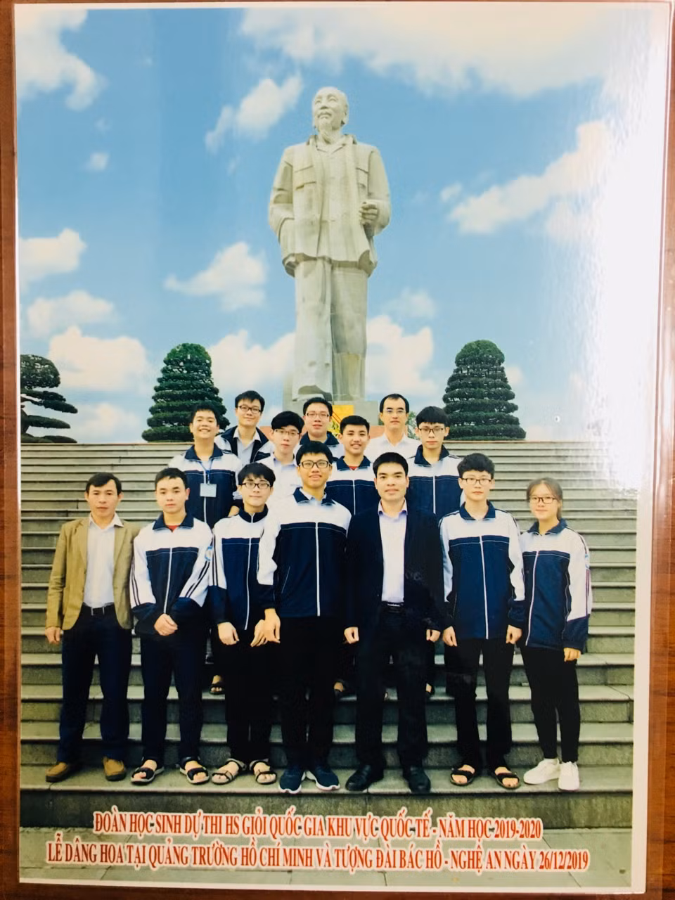 Thầy Hùng cùng những học sinh Trường chuyên Phan Bội Châu tỉnh Nghệ An trong kỳ thi học sinh giỏi Toán Quốc gia năm học 2019 (Ảnh do thầy Hùng cung cấp) Thầy Hùng cùng những học sinh Trường chuyên Phan Bội Châu tỉnh Nghệ An trong kỳ thi học sinh giỏi Toán Quốc gia năm học 2019 (Ảnh do thầy Hùng cung cấp)