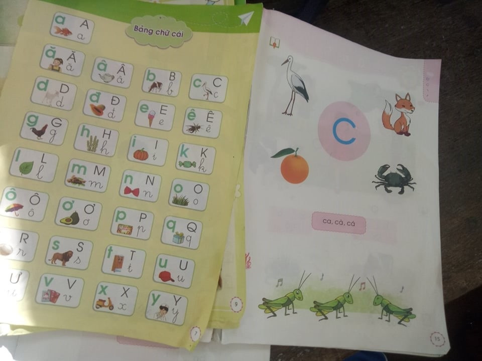 Mới học được vài hôm mà sách đã tả tơi thế này, liệu một năm sẽ phải mua mấy cuốn mới đủ học? (Ảnh: Phan Tuyết) Mới học được vài hôm mà sách đã tả tơi thế này, liệu một năm sẽ phải mua mấy cuốn mới đủ học? (Ảnh: Phan Tuyết)