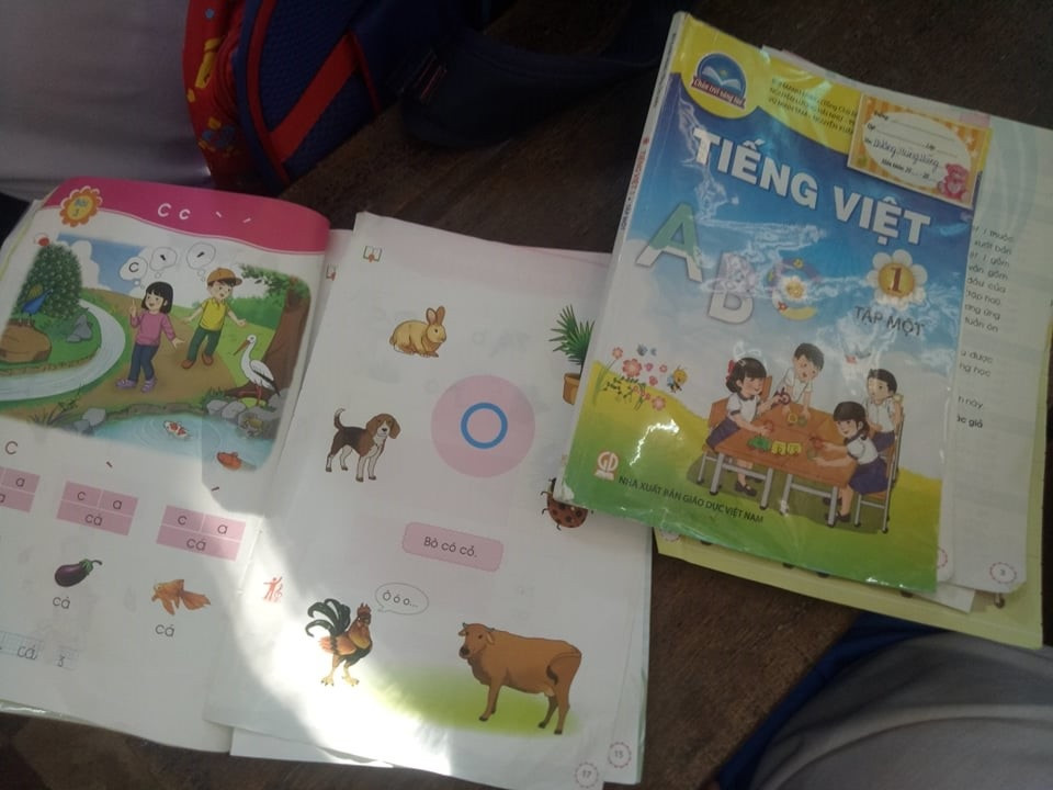 Một lớp học hàng chục học sinh sách đều bị rách (Ảnh Phan Tuyết) Một lớp học hàng chục học sinh sách đều bị rách (Ảnh Phan Tuyết)