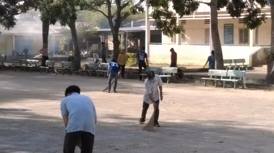 Giáo viên Trường Trung học cơ sở Tân Hải thị xã La Gi đang dọn dẹp, vệ sinh trường lớp (Ảnh CTV)