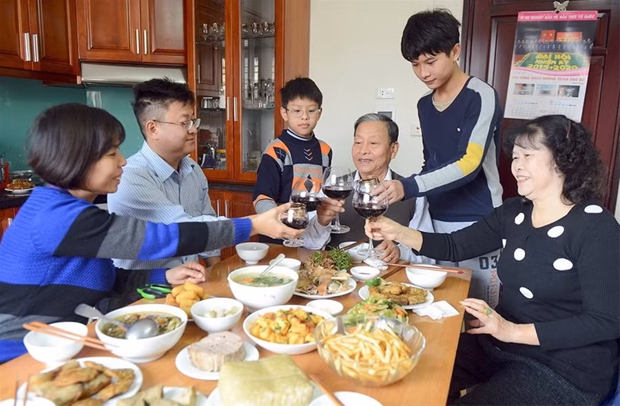 Bữa cơm chung tạo không khí đầm ấm, tăng thêm sự gắn kết giữa các thành viên trong gia đình (Ảnh minh họa: Báo Hải Dương). Bữa cơm chung tạo không khí đầm ấm, tăng thêm sự gắn kết giữa các thành viên trong gia đình (Ảnh minh họa: Báo Hải Dương).