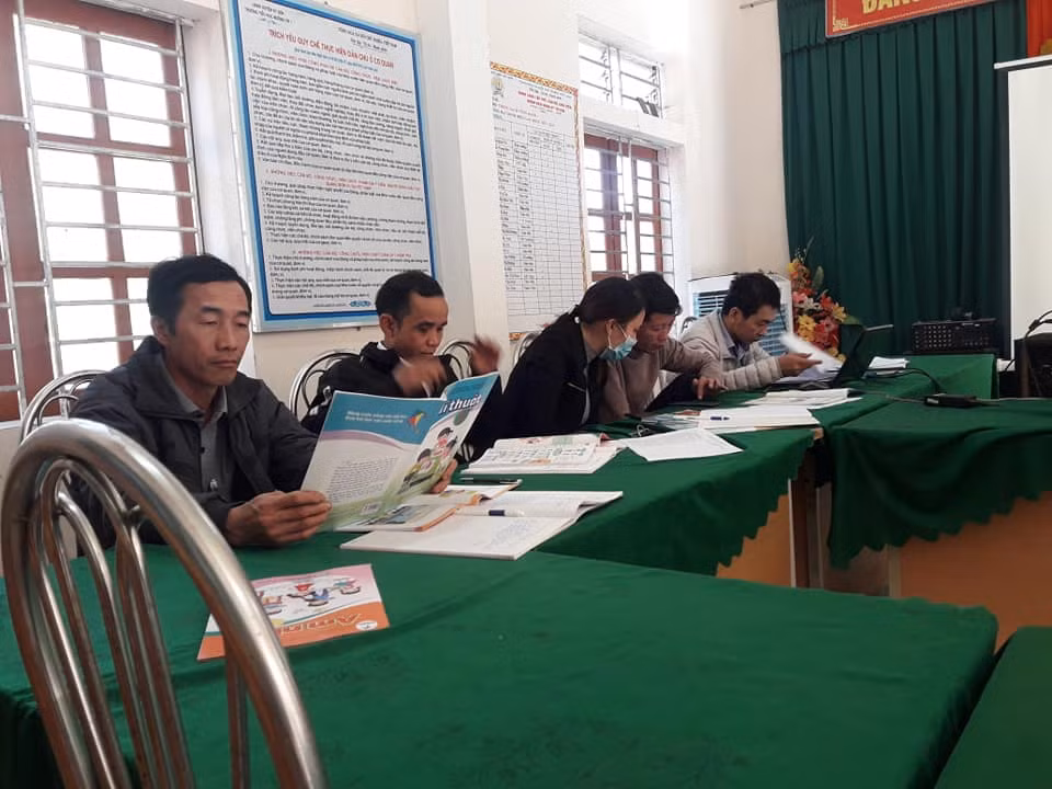 Chọn nguyên bộ sách hay chọn mỗi bộ vài môn?