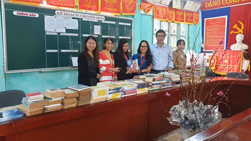 Cô Thu Hiền tặng gần ngàn cuốn sách cho Trường cấp 3 Đắk Rông tỉnh Quảng Trị (Ảnh: CTV)