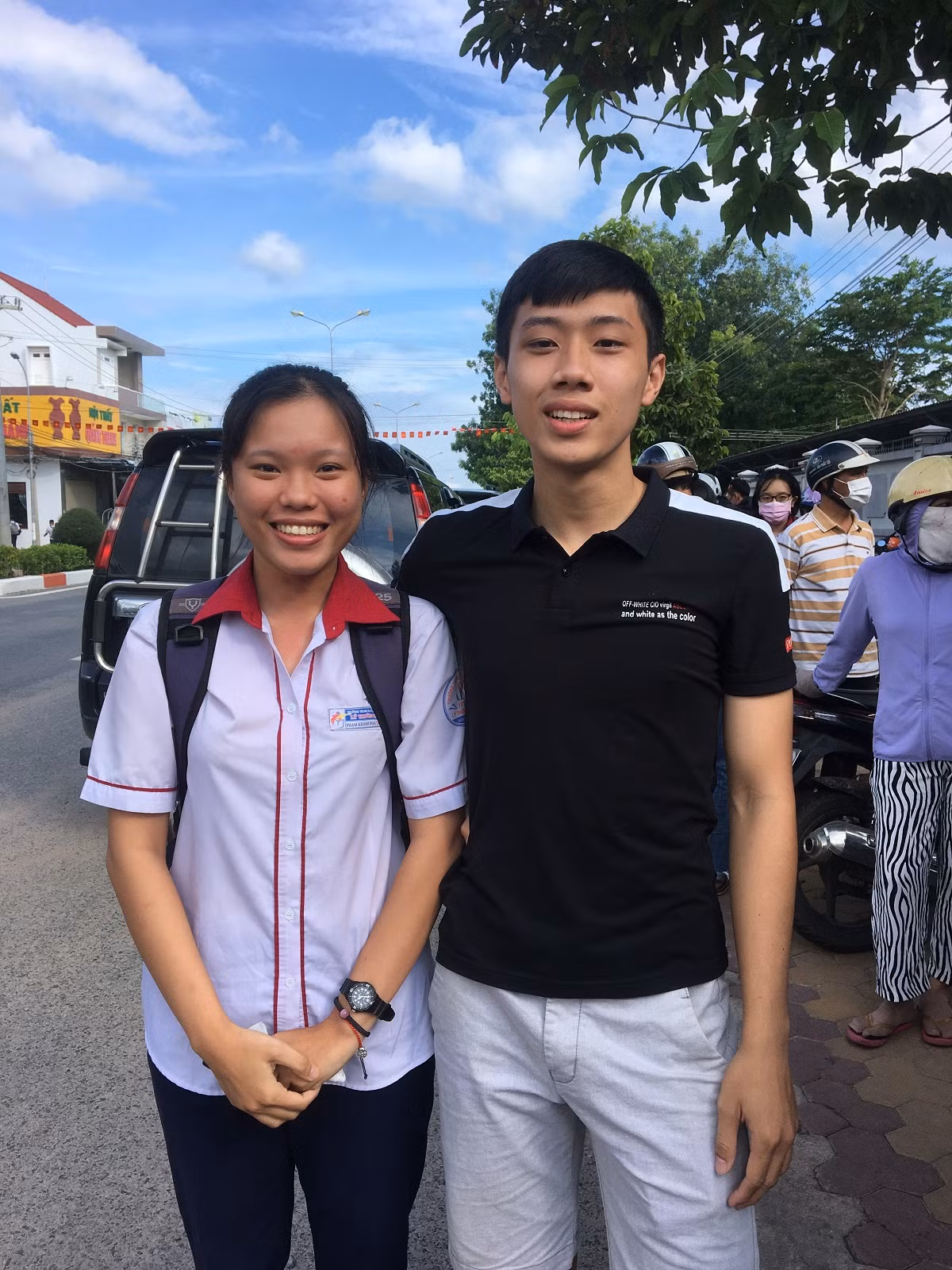 Khánh Đoan chia sẻ niềm vui cùng anh trai (Ảnh Phan Tuyết)