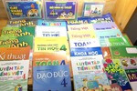 Nhiều trường phụ huynh phản ánh bán bộ sách giáo khoa chỉ vài chục ngàn, nhưng bán kèm rất nhiều sách tham khảo, sách bổ trợ không cần thiết khiến bộ sách lên đến cả triệu đồng. Ảnh: NVCC. Nhiều trường phụ huynh phản ánh bán bộ sách giáo khoa chỉ vài chục ngàn, nhưng bán kèm rất nhiều sách tham khảo, sách bổ trợ không cần thiết khiến bộ sách lên đến cả triệu đồng. Ảnh: NVCC.