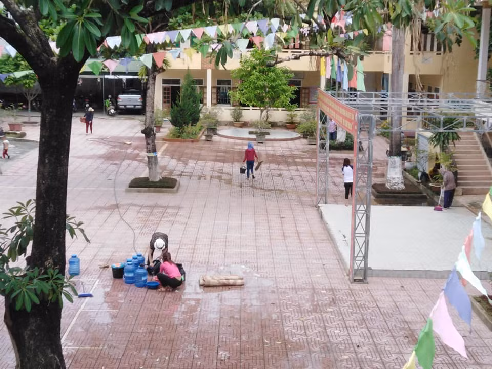 Giáo viên Trường Mường Xén, huyện Kỳ Sơn, tỉnh Nghệ An đang dọn vệ sinh trường lớp (Ảnh CTV) Giáo viên Trường Mường Xén, huyện Kỳ Sơn, tỉnh Nghệ An đang dọn vệ sinh trường lớp (Ảnh CTV)