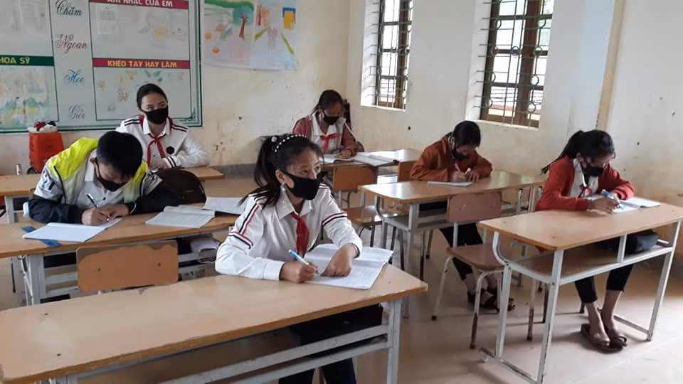 Học sinh huyện Kỳ Sơn đã được ngồi giãn cách trong lớp học (Ảnh CTV) Học sinh huyện Kỳ Sơn đã được ngồi giãn cách trong lớp học (Ảnh CTV)
