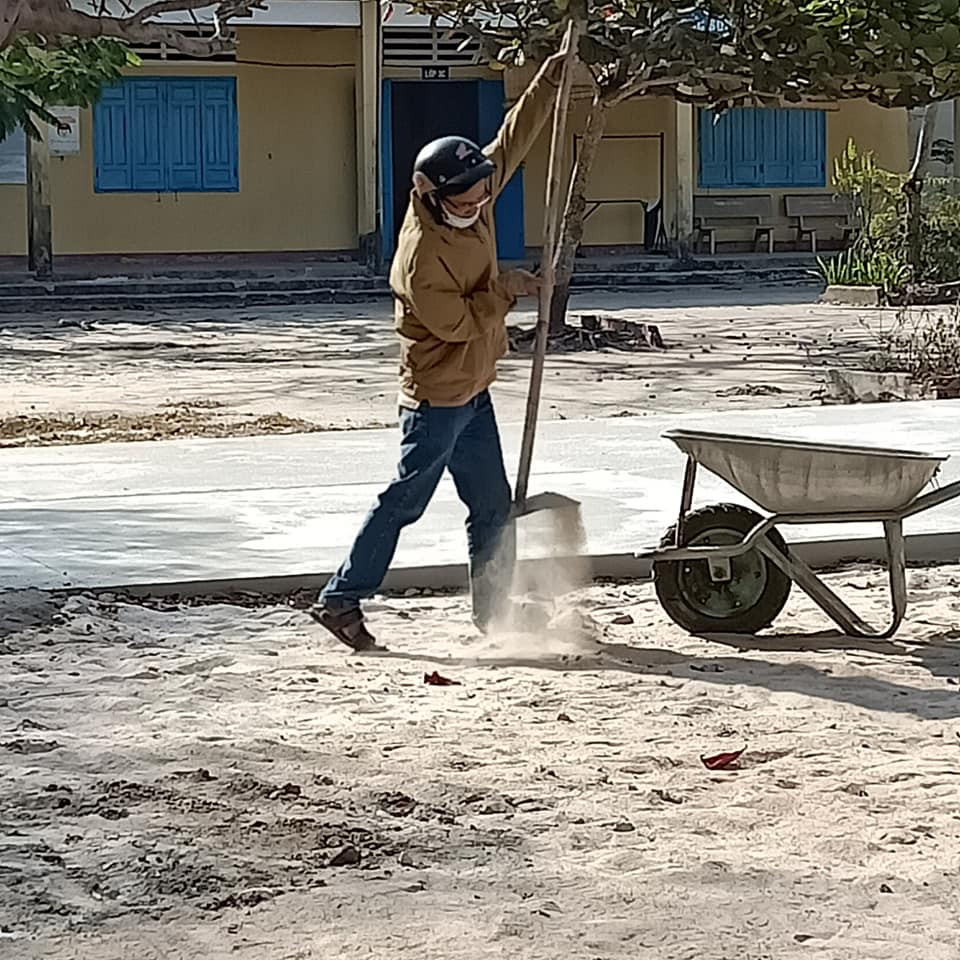 Giáo viên Trường Tiểu học Tân An 1 thị xã La Gi đang dọn sân trường (Ảnh CTV) Giáo viên Trường Tiểu học Tân An 1 thị xã La Gi đang dọn sân trường (Ảnh CTV)
