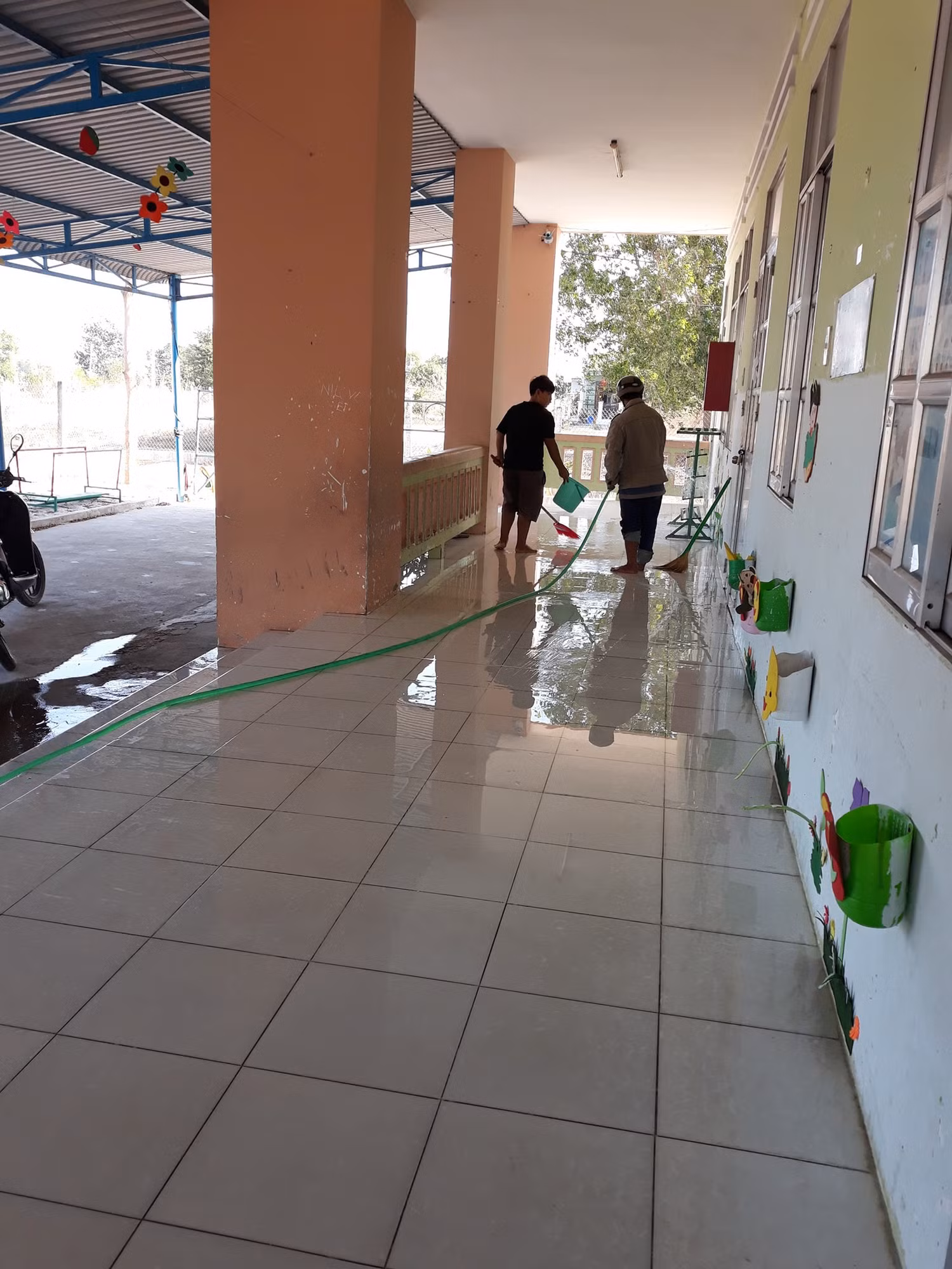 Giáo viên Trường Mẫu giáo Tân Phước đang tổng dọn vệ sinh (Ảnh CTV).