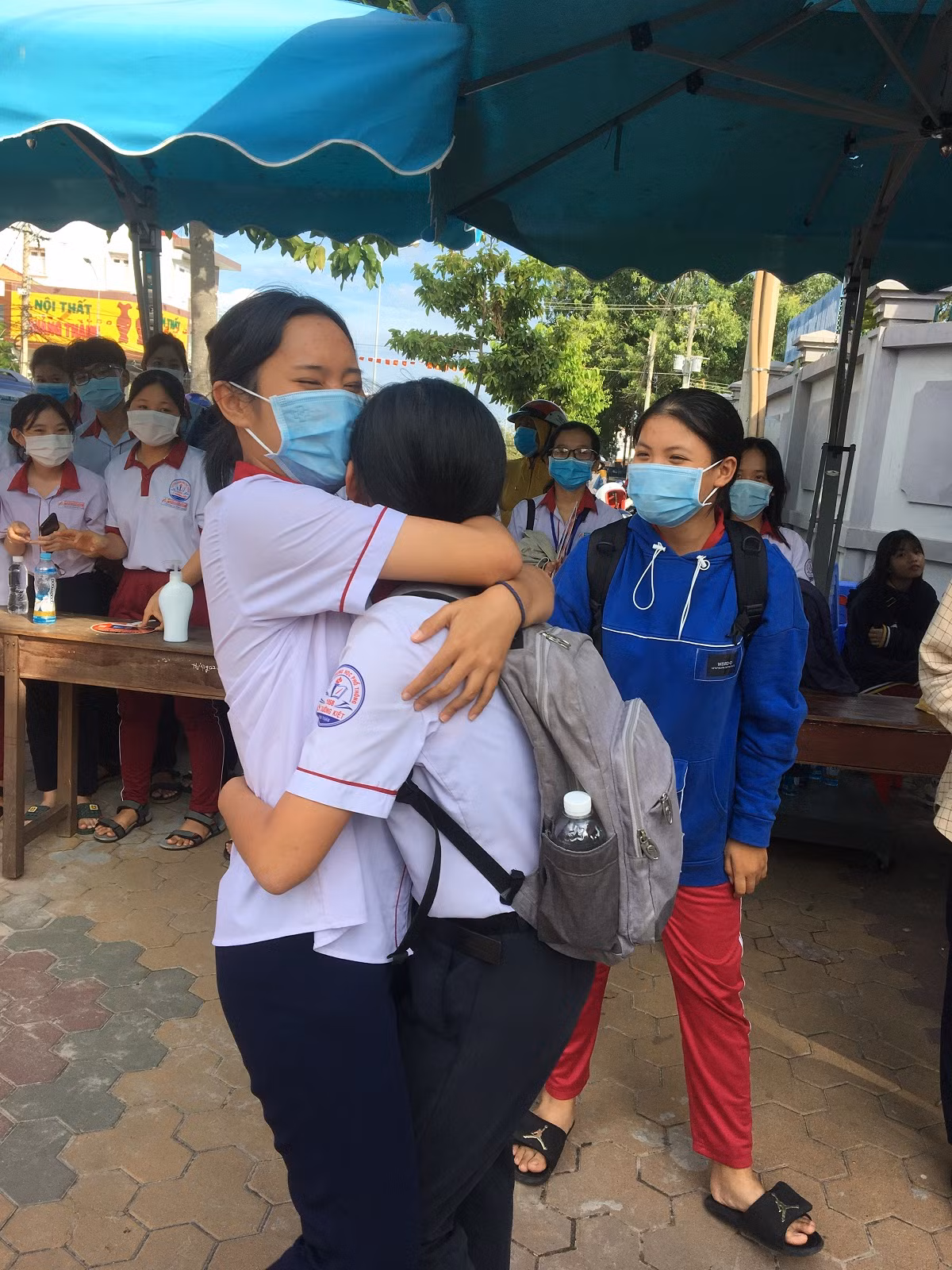 Chia sẻ niềm vui cùng bạn (Ảnh Phan Tuyết)