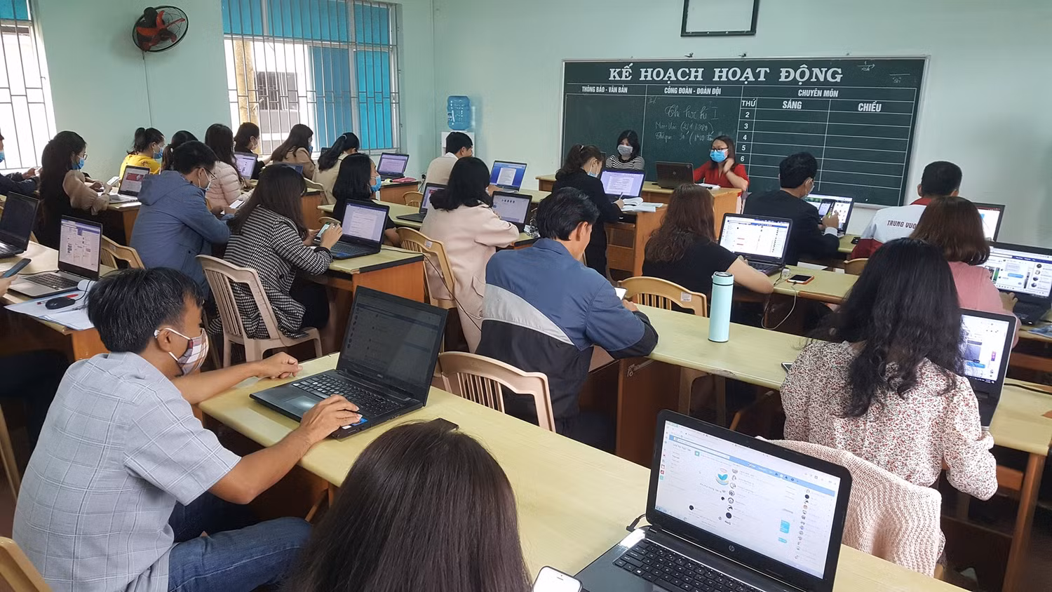 Giáo viên Trường Trưng Vương Quảng Trị đang hỗ trợ học sinh học trực tuyến (Ảnh nhà trường cung cấp).