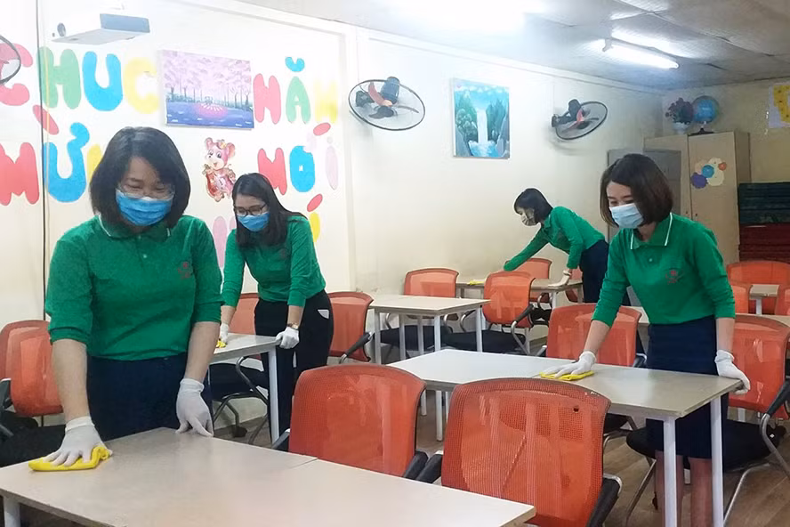 Giáo viên mùa dịch cũng vất vả (Ảnh chỉ mang tính minh họa, nguồn: Báo Hà Nội mới) Giáo viên mùa dịch cũng vất vả (Ảnh chỉ mang tính minh họa, nguồn: Báo Hà Nội mới)