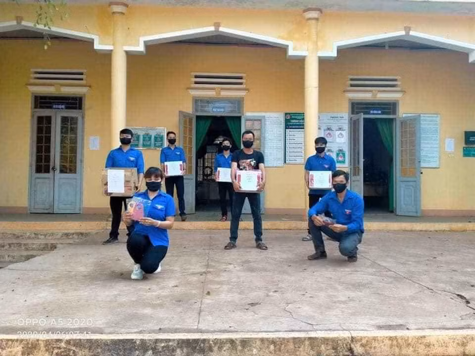 Các đoàn viên chuẩn bị ra quân phát khẩu trang (Ảnh nhà trường cung cấp). Các đoàn viên chuẩn bị ra quân phát khẩu trang (Ảnh nhà trường cung cấp).