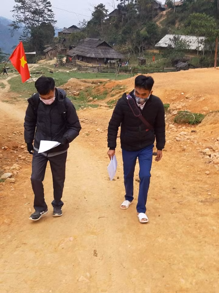 Giáo viên huyện Tương Dương lên tận bản đưa đề ôn tập cho học sinh (Ảnh CTV)