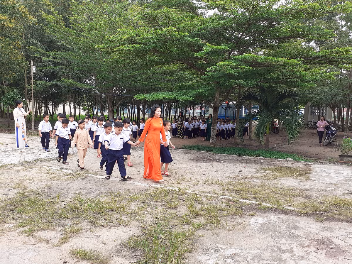 Đón học sinh lớp 1 trong lễ khai giảng năm 2019 (Ảnh Phan Tuyết)