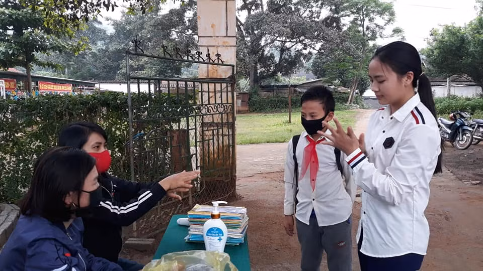 Trường phổ thông dân tộc bán trú Trung học cơ sở Nậm Càn, huyện Kỳ Sơn đang hướng dẫn học sinh xịt tay kháng khuẩn(Ảnh CTV) Trường phổ thông dân tộc bán trú Trung học cơ sở Nậm Càn, huyện Kỳ Sơn đang hướng dẫn học sinh xịt tay kháng khuẩn(Ảnh CTV)