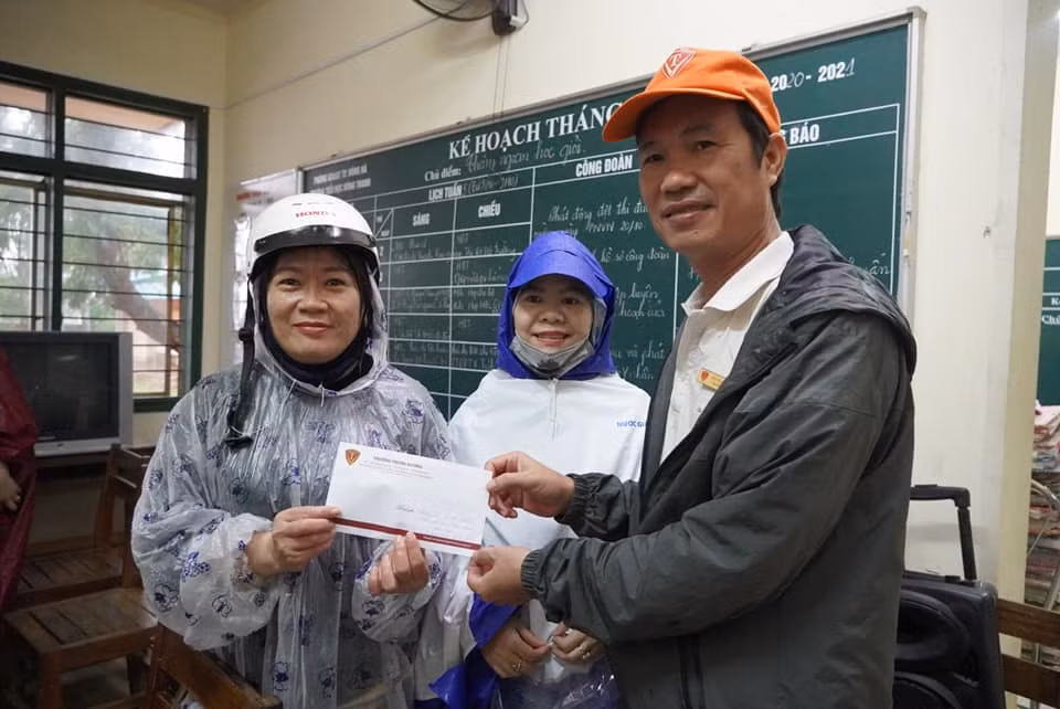 Ông Bùi Mạnh Dũng, trao quà tận tay cho trường học gặp khó khăn trong vùng lũ (Ảnh CTV) Ông Bùi Mạnh Dũng, trao quà tận tay cho trường học gặp khó khăn trong vùng lũ (Ảnh CTV)